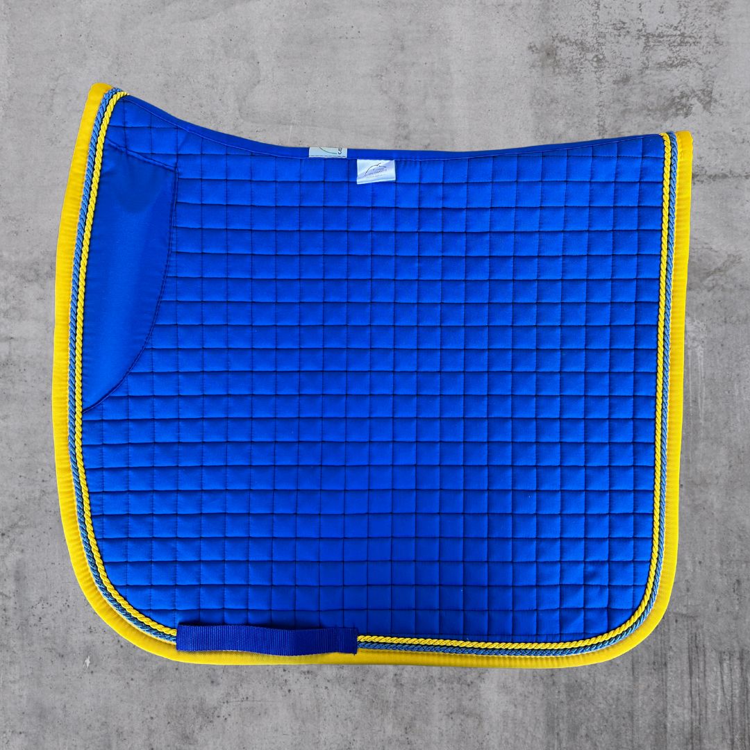 Unikat Dressurschabracke – Ultramarin | Mais | Saphir