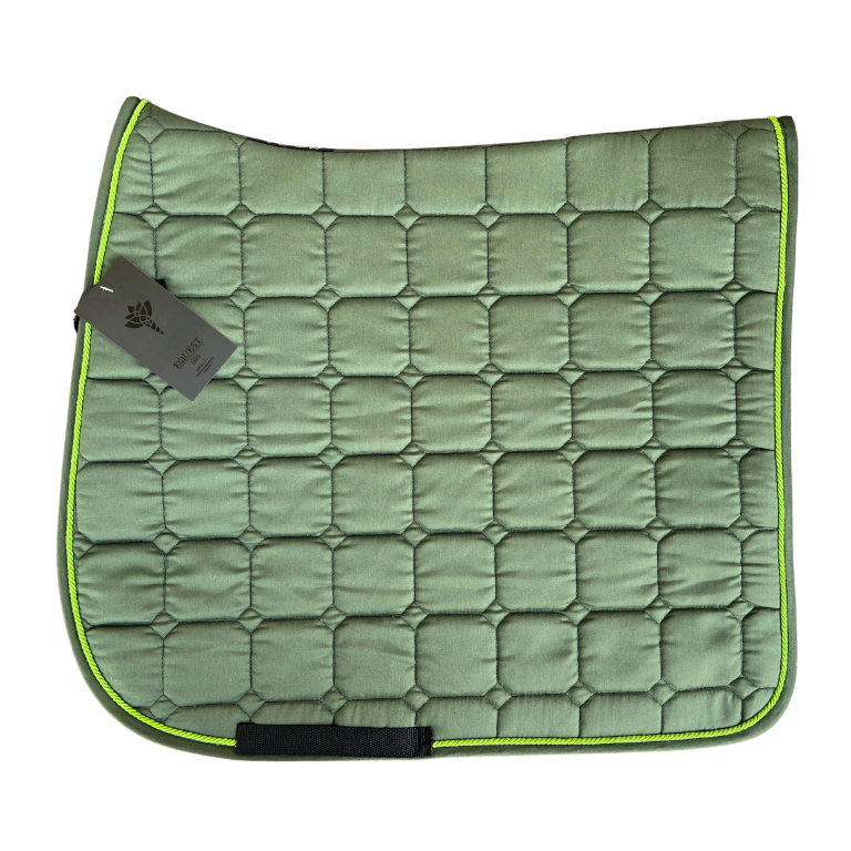 EQUEST Schabracke Cotton Chess – Dressur | Olive mit Kordel Lime